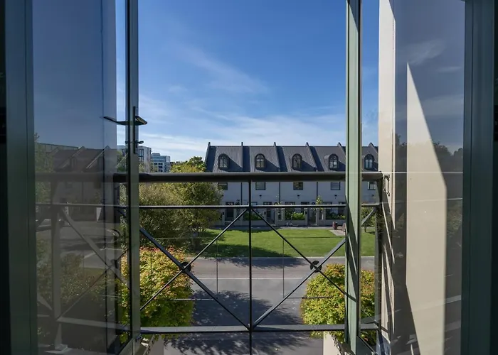 Chester Street West Apartment