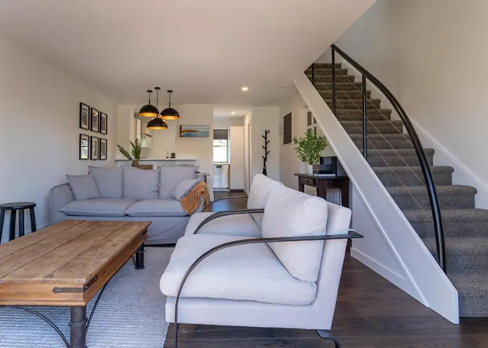 Chester Street West Apartment
